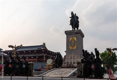  Equestrian Statue of Emperor Taizong - Bir Çin İmparatorunun Zamana Meydan Okuyan Şöleni!